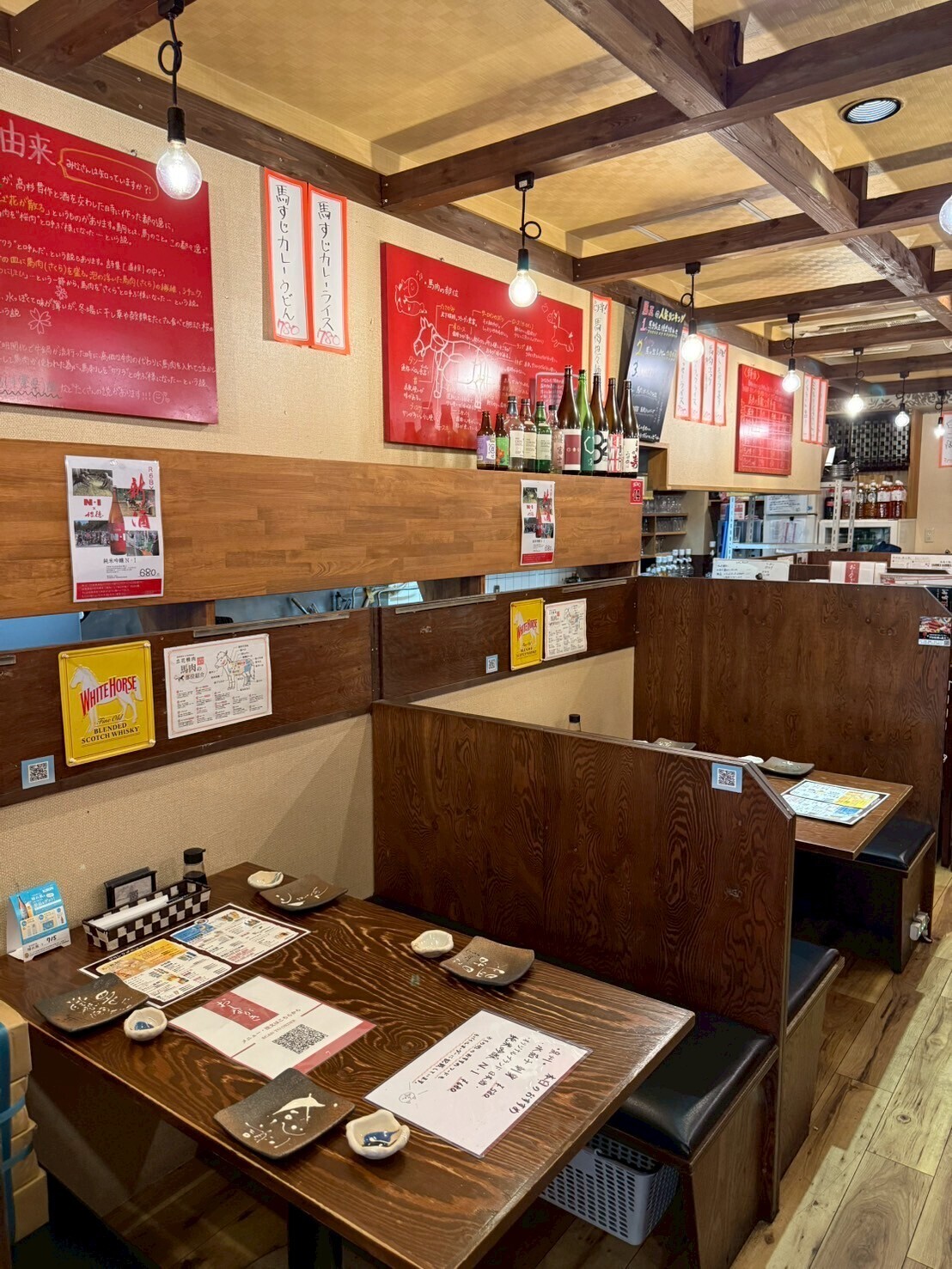 大衆馬肉酒場 馬王 堺筋本町店　内観 テーブル席